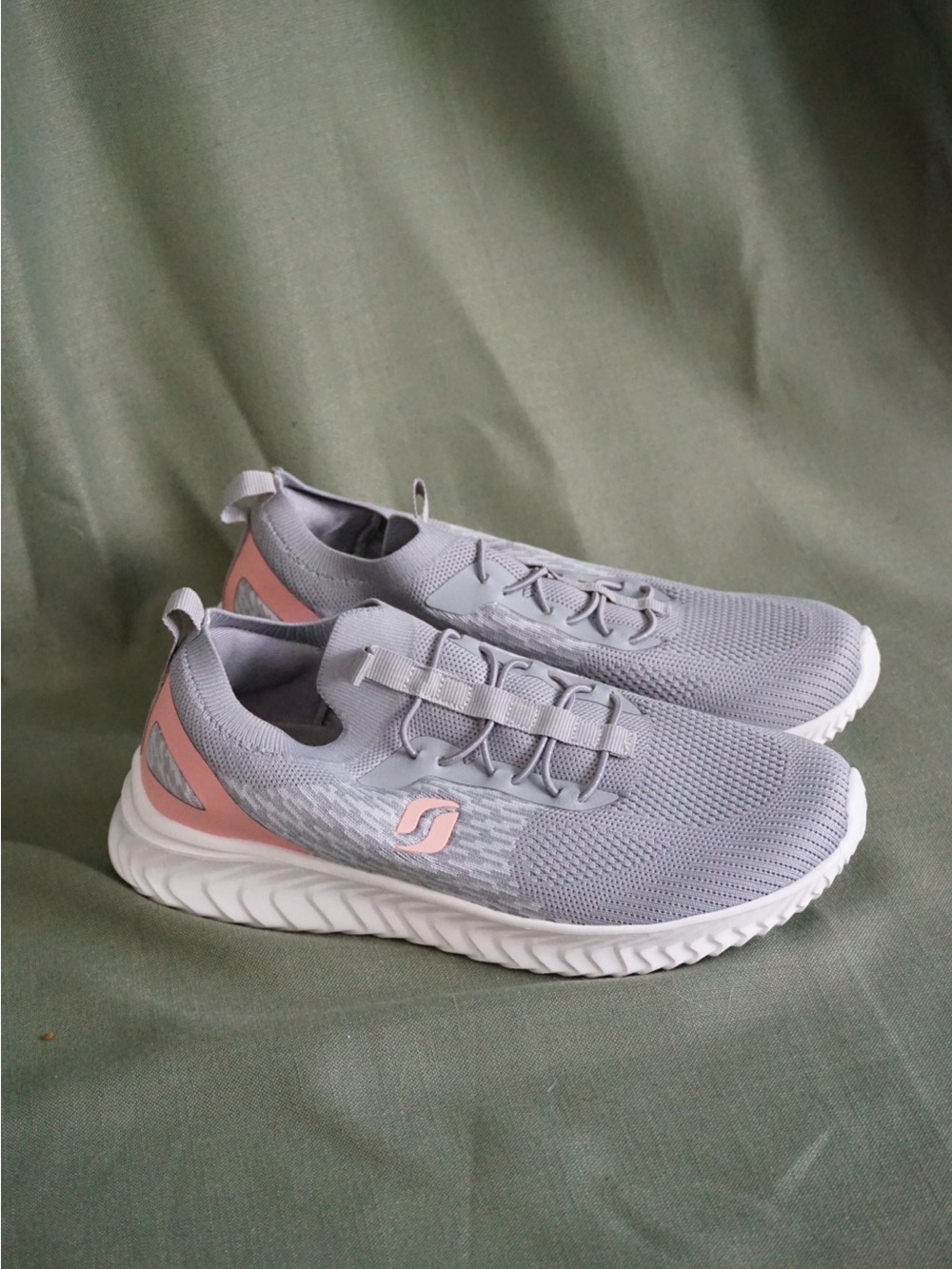 STQ Slip On Walking Grey Pink Knit Sneakers NWOT - Size 8.5